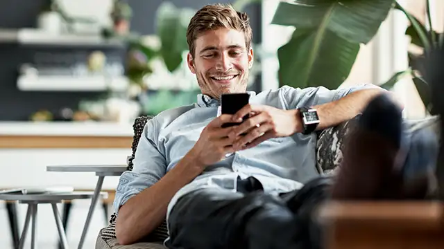 Mann liest Newsletter am Handy